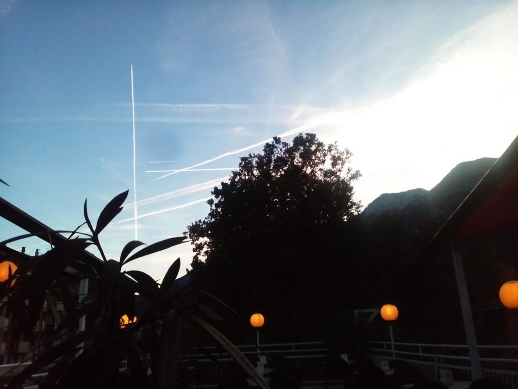 Alloggio Ponte Dei Cavalleggeri Hotel เตรนโต ภายนอก รูปภาพ